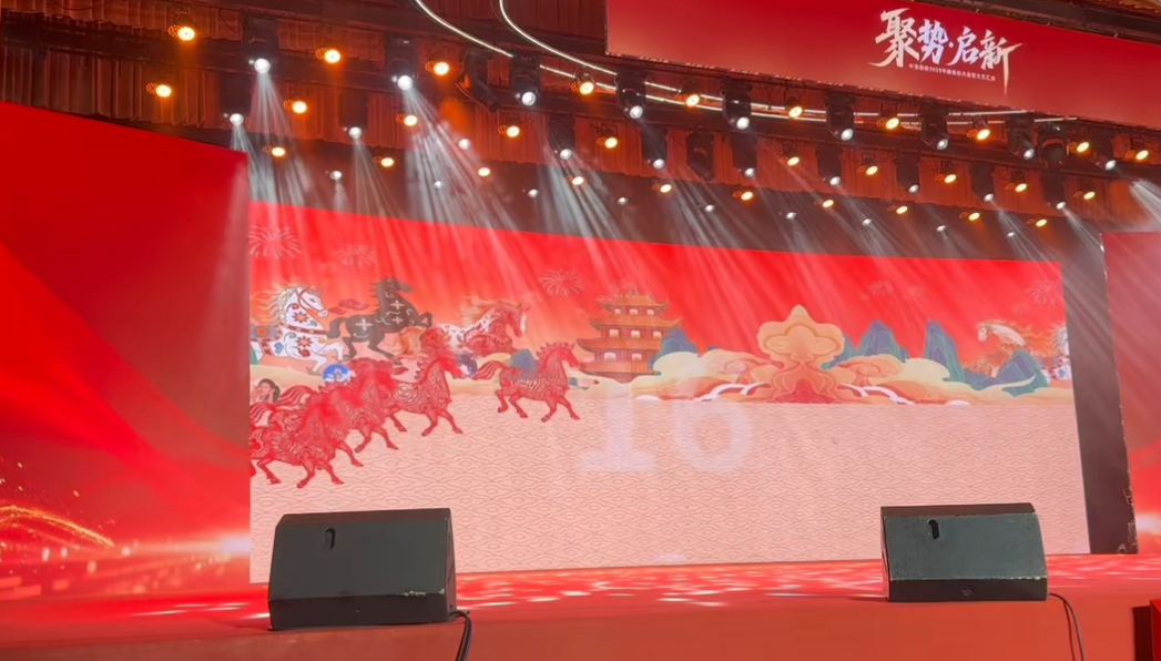 动现场 策马奔腾  窗花马