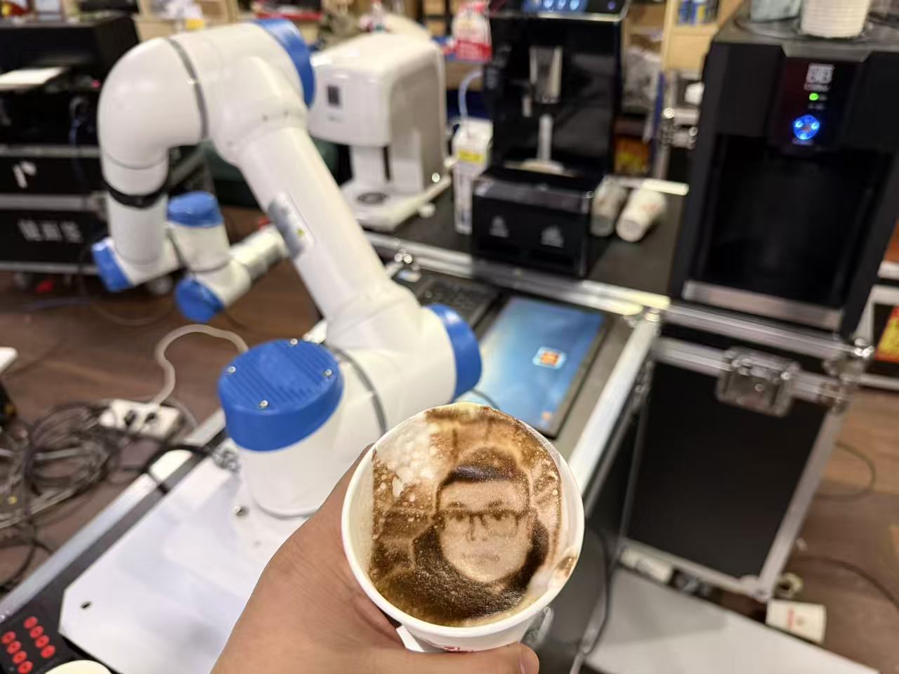 咖啡机器人，目前支持四种饮料自选！