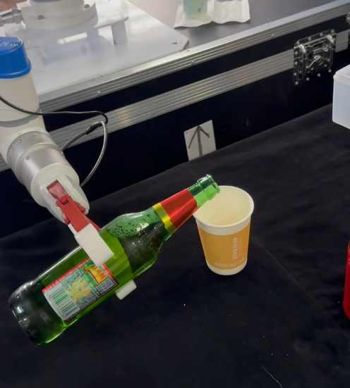 机械臂倒啤酒